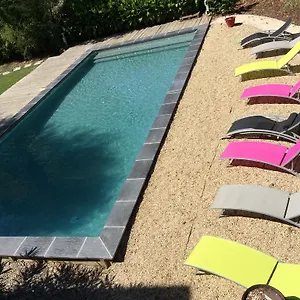 https://le-robinson-pierrelatte.hotels-rhonealpes.com